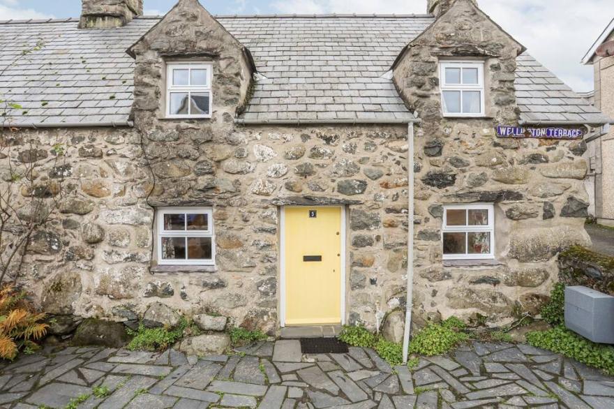 GLANRAFON, pet friendly, character holiday cottage in Criccieth