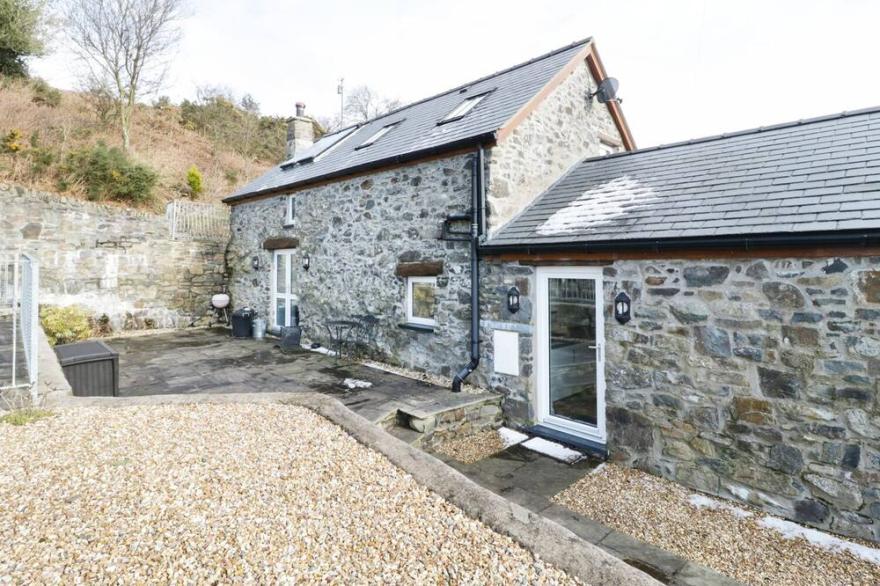 BWTHYN CLYCHAU'R GOG, Luxury Holiday Cottage In Ruthin