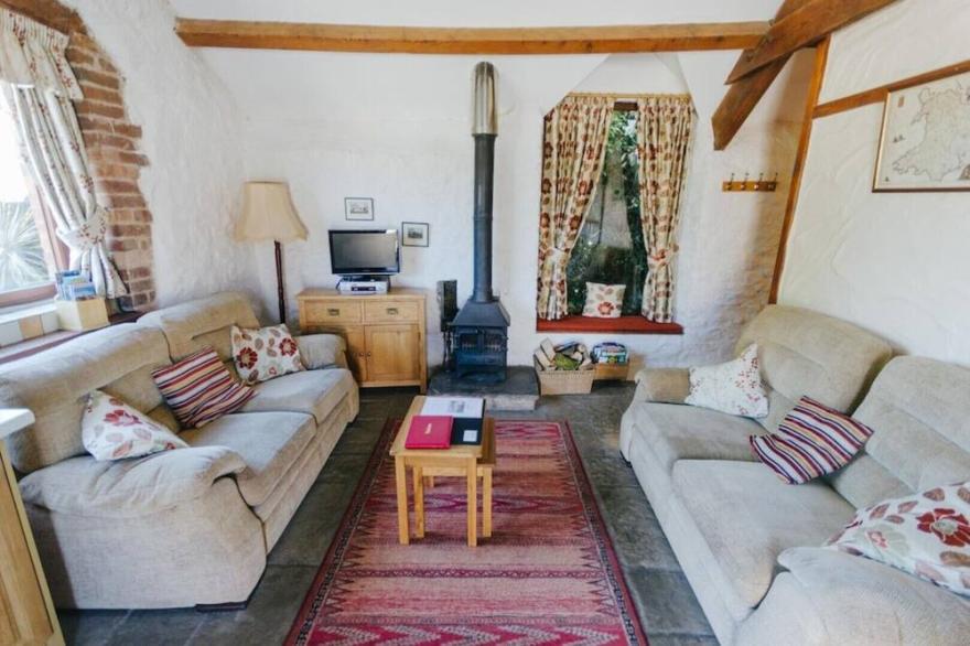 Ivy Cottage At Tytanglwyst Farm.  3 Miles From The Coast. Private Hot Tub.