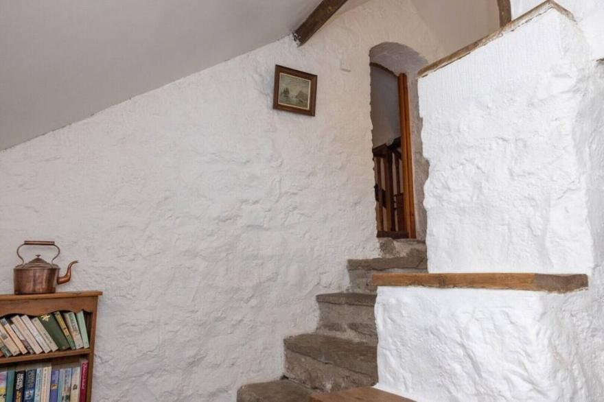 Barn conversion with private hot tub 3 miles from the coast.