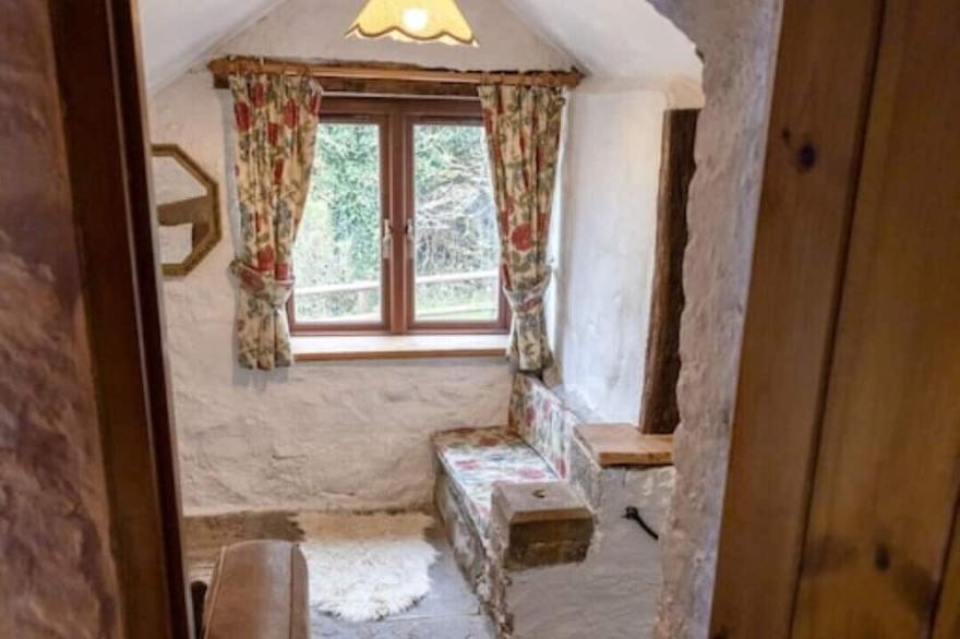 Barn conversion with private hot tub 3 miles from the coast.