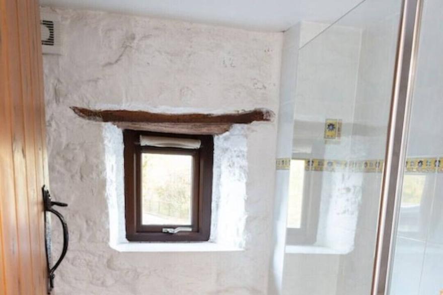 Barn conversion with private hot tub 3 miles from the coast.