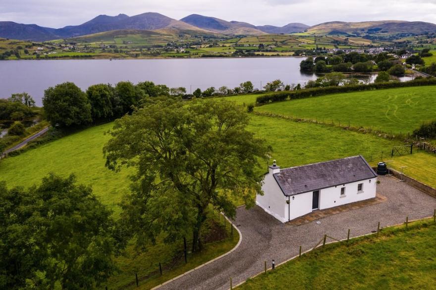 LOUGH ISLAND REAVY COTTAGE, Romantic In Kilcoo, Newry, County Down