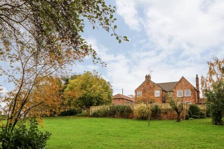 MANOR COTTAGE, pet friendly, with open fire in Northallerton