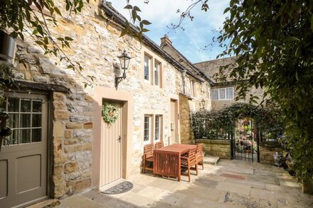 ROBIN'S NEST, pet friendly, character holiday cottage in Bakewell