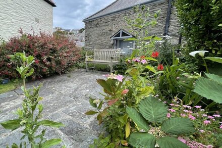 White Pebble Cottage, a welcoming stone cottage in the middle of the fishing village of Port Isaac