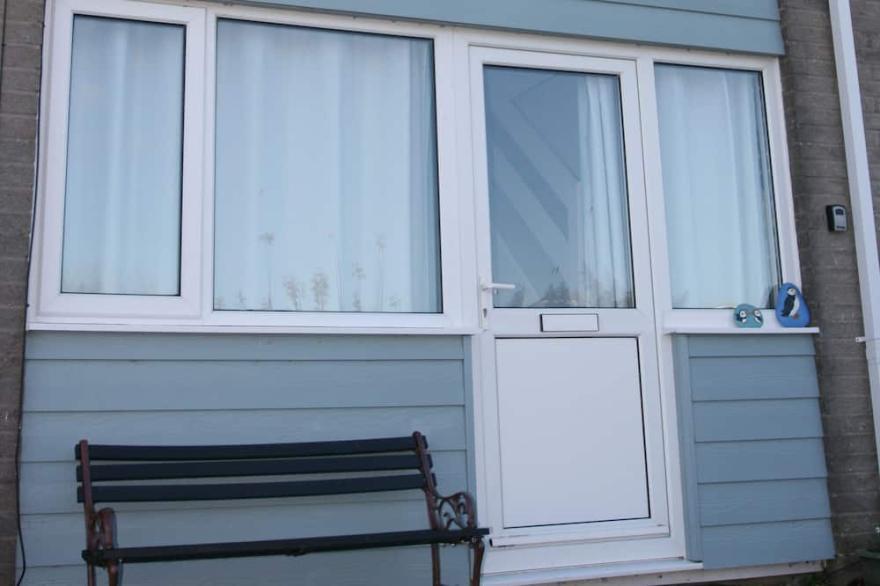 'Puffin' - a Comfortable Holiday Home at Freshwater Bay Holiday Village