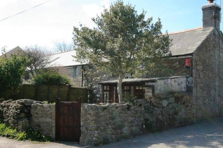 Poldhu Cottage is a Cornish granite cottage full of charm located in St Buryan near the Minack Theatre