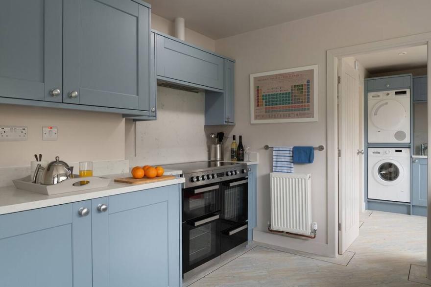 CARTREF, country holiday cottage, with a garden in Benllech