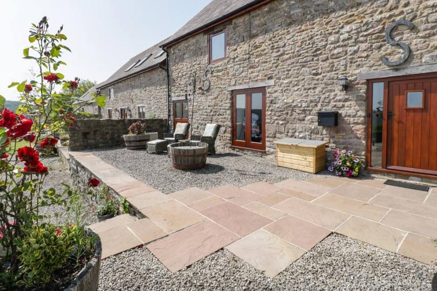 THE GRANARY, family friendly, character holiday cottage in Chepstow