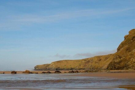 Crab Cottage, pet friendly sleeps 3 near Mawgan Porth