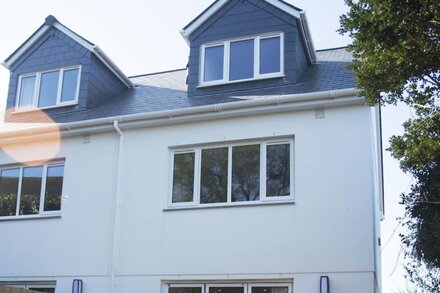 Beautifully presented modern 3 bedroom town house in central Falmouth location