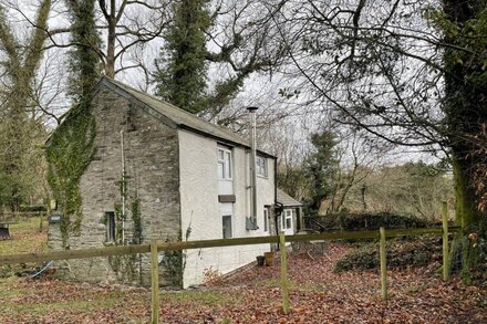 Cosy cottage with direct access to Dartmoor (dog friendly)