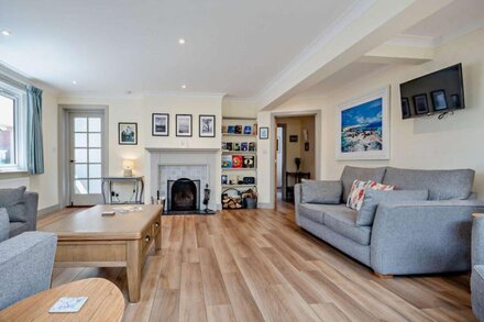 Barnaby Lodge - Four Bedroom House, Sleeps 8