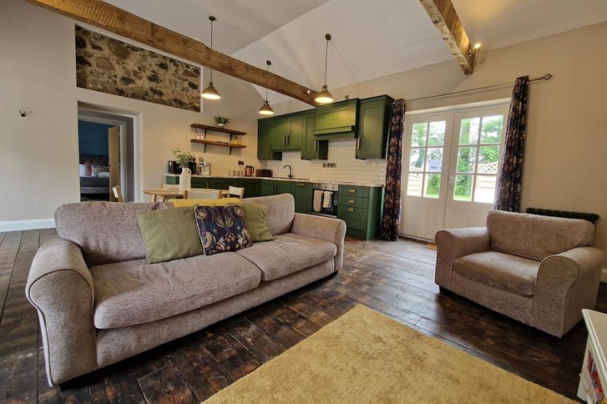 Tradition stone cottage with outdoor hot tub