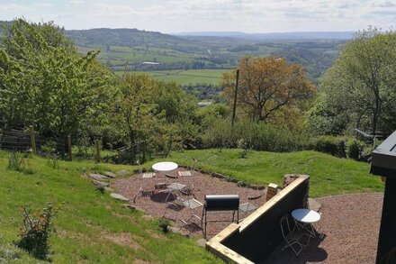 Beautifully Converted Stone Barn with lovely Views of Welsh Borders