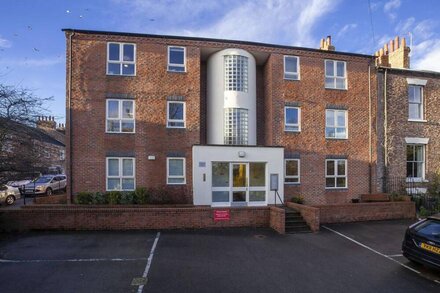 York City Centre Ground Floor Apartment With Private Parking