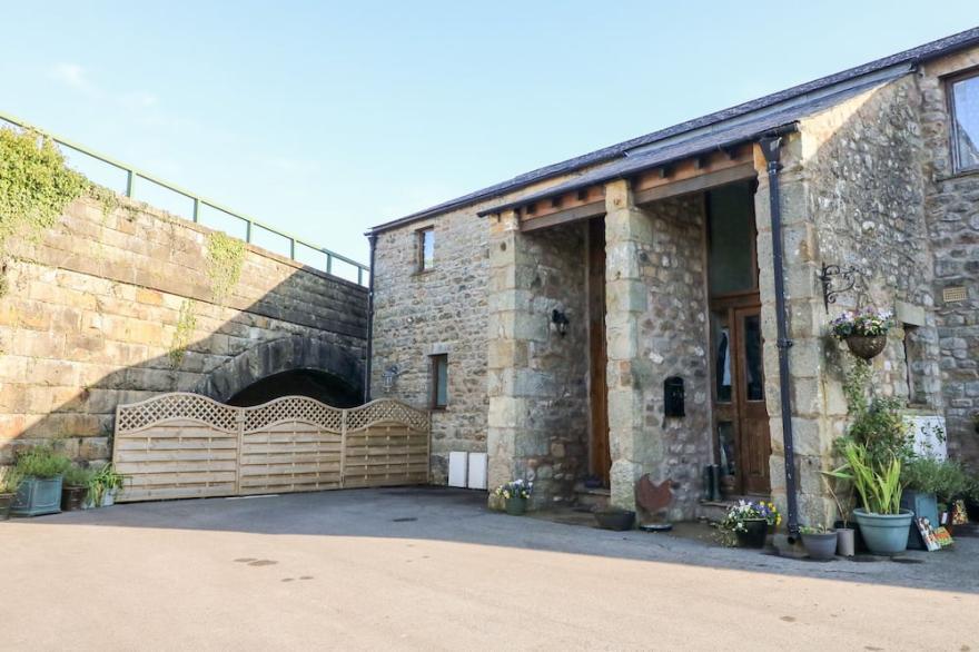 1 NETHERBECK BARN, Pet Friendly, With A Garden In Carnforth