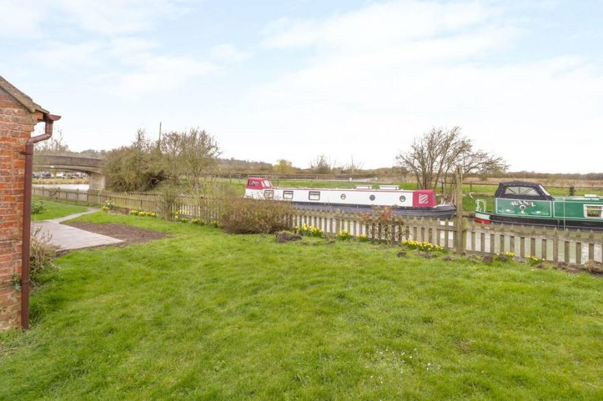 WIGRAMS CANALSIDE COTTAGE, Pet Friendly In Napton-On-The-Hill