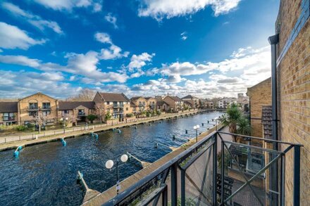 Canary Wharf One bed Apt by the Canal