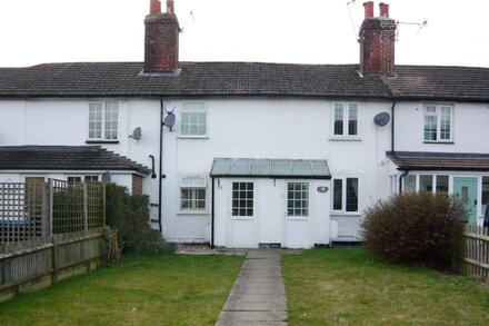 Cosy 2 bedroom cottage in pretty Godstone Village on the North Downs in Surrey