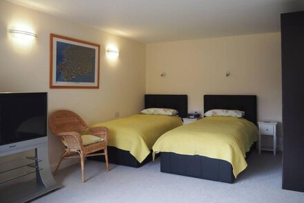 Apartment in superb quiet location close to Truro to visit The Hall for Cornwall