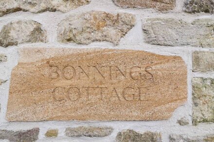 BONNINGS COTTAGE, pet friendly, with open fire in Barrington