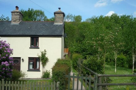 Deer House - cosy cottage in Wales