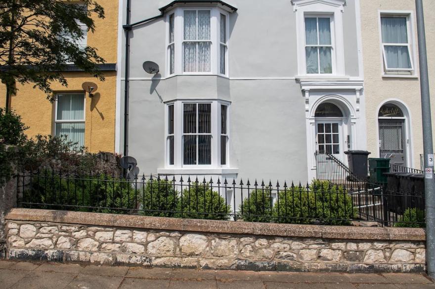 Ground floor, 2 bedroom & 2 bathroom apartment in Llandudno, Llewellyn Avenue