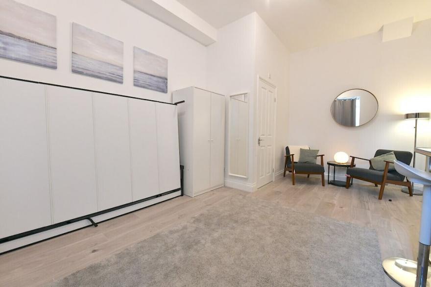 LG 2-2 · London Studios Shepherds Bush near Central Line