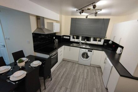 QUEENS HOLIDAY APARTMENT, family friendly in Pembroke Dock