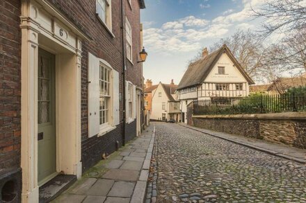 Luxury 17th century townhouse in Central Norwich close to eateries/bars/shopping