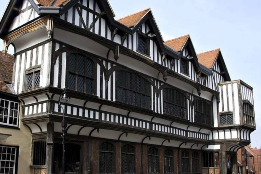 Southampton Central Apartments | King size bed
