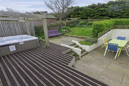 Bridge Cottage Sleeps 8|Hot Tub* & Near the Beach