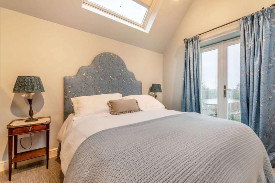 Stylish dog friendly holiday cottage in the Cotswolds - Lilly Bee Cottage