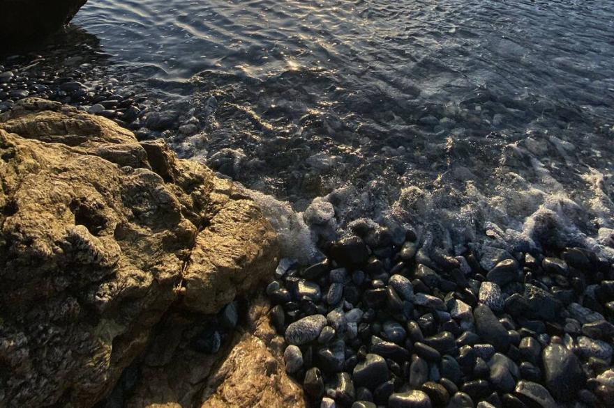 Fisherman’s cottage 100 yards from the sea with log burner and own parking