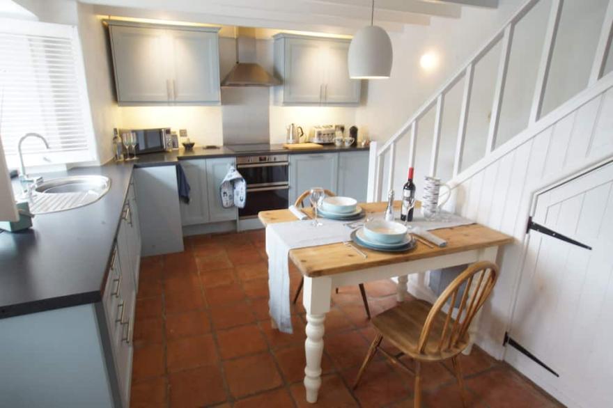Fisherman’s cottage 100 yards from the sea with log burner and own parking