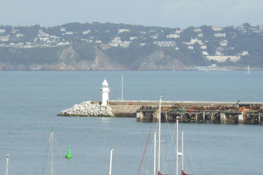 Commanding fantastic views across Brixham harbour and out to sea. Pet friendly.