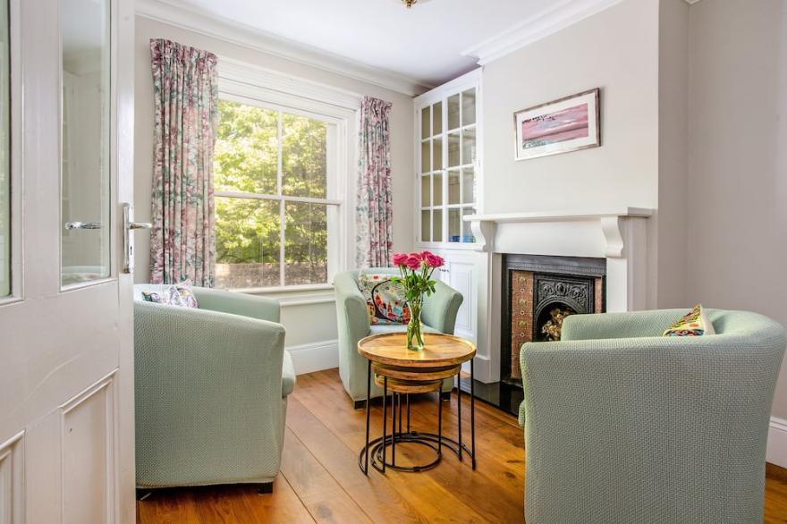 Peaceful elevated residential area - walk to city
