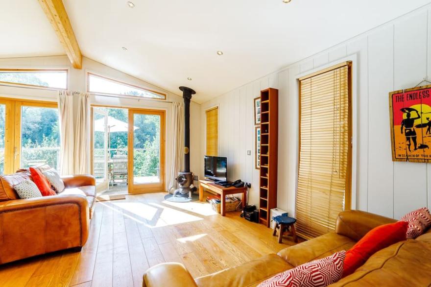 2 WATER'S EDGE, pet friendly, luxury holiday cottage in Lanreath