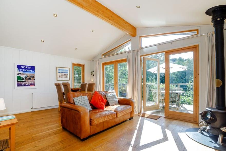 2 WATER'S EDGE, pet friendly, luxury holiday cottage in Lanreath