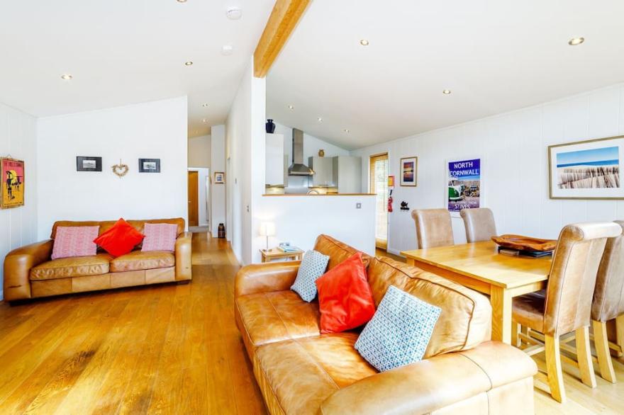 2 WATER'S EDGE, pet friendly, luxury holiday cottage in Lanreath