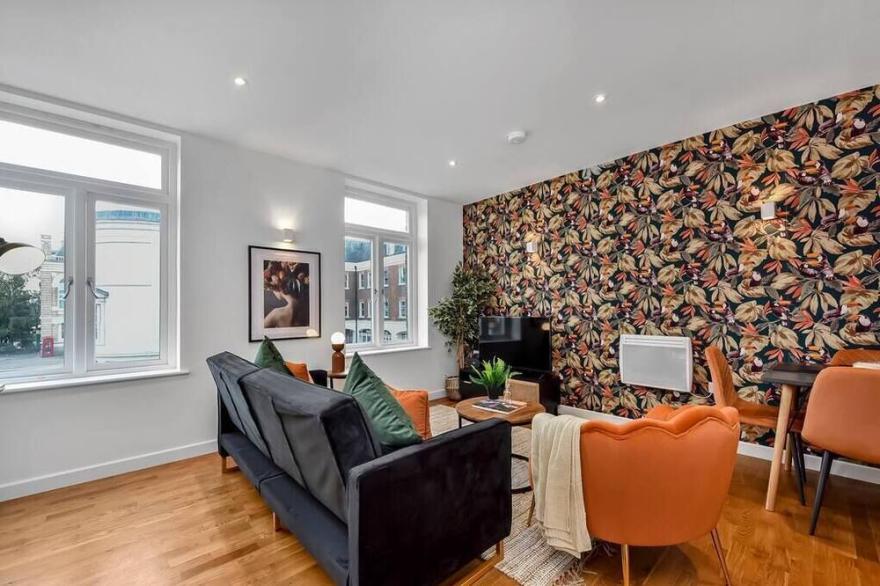 ●︎BRAND NEW●︎ Colourful and Classy Modern Flat in Town Centre! ★