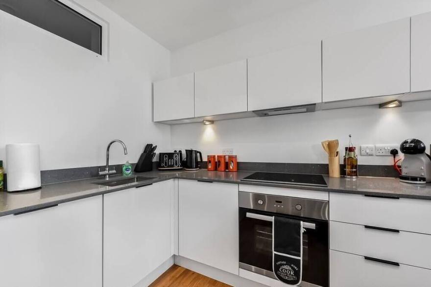 ●︎BRAND NEW●︎ Colourful and Classy Modern Flat in Town Centre! ★