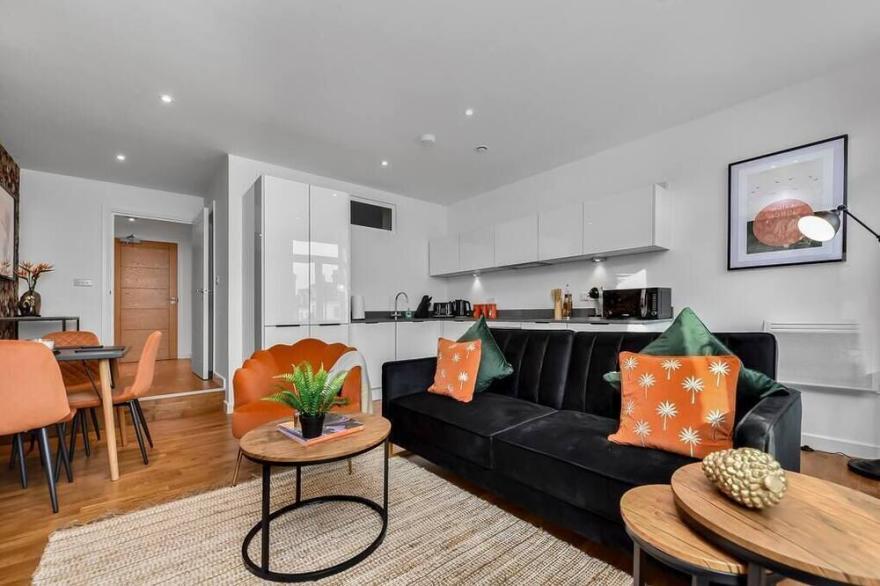 ●︎BRAND NEW●︎ Colourful and Classy Modern Flat in Town Centre! ★