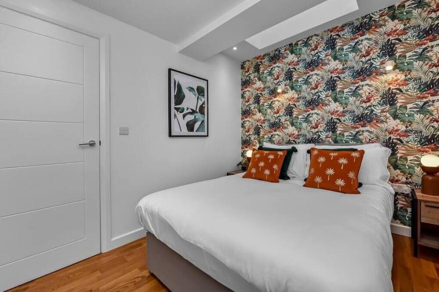 ●︎BRAND NEW●︎ Colourful and Classy Modern Flat in Town Centre! ★
