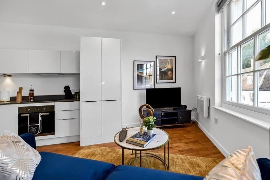 ●︎BRAND NEW●︎ Quirky, Charming Flat Near High Street and Station