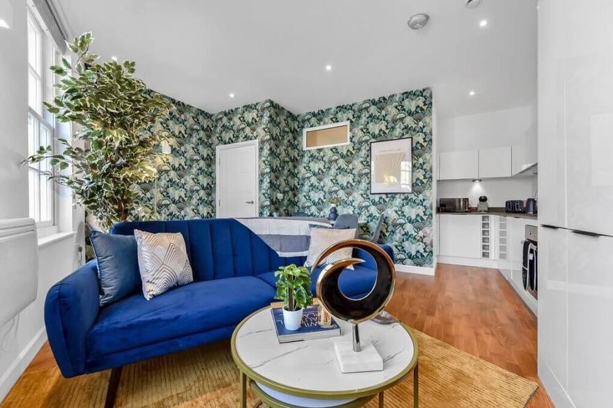 ●︎BRAND NEW●︎ Quirky, Charming Flat Near High Street And Station