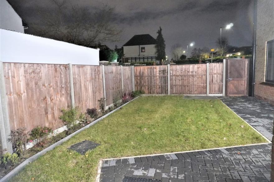 Three Bedroom Luxury Apartment with Garden