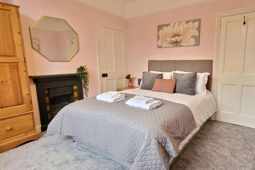2 Bed Holiday Home with on-street parking and river walks
